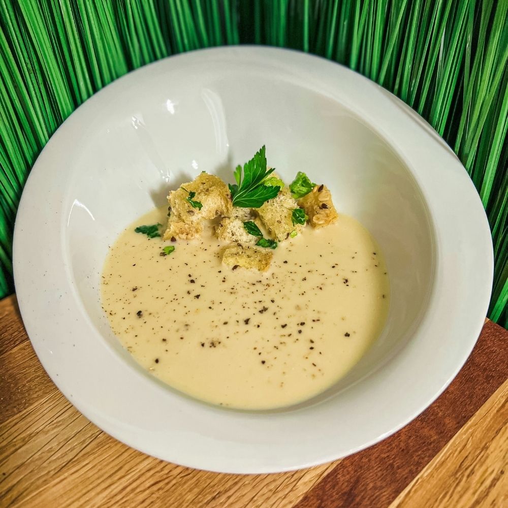 Krémová chřestová polévka s černým Kampotským pepřem