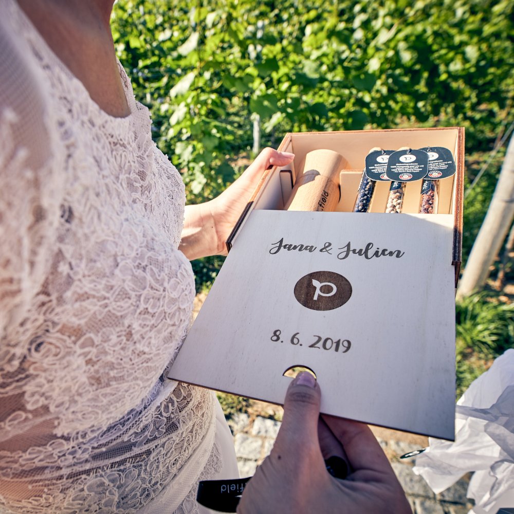 Originální svatební dar se jménem novomanželů a pepře jako drobnost na stůl