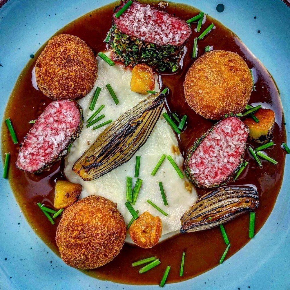 Mufloní hřbet s pyré z topinamburu, kroketami, pečeným česnekem, pálenou šalotkou a houbovo-jalovcovou omáčkou