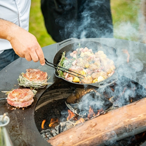 Ribeye steak se šťouchanými bramborami, pancettou a vejcem