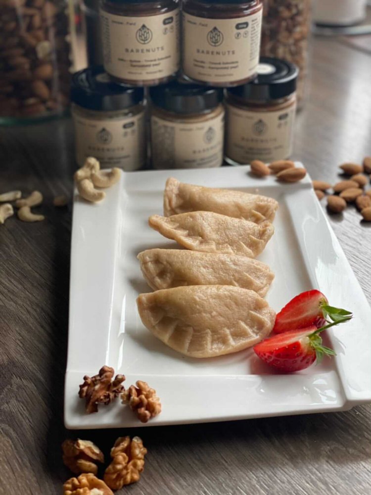 Pirohy z tvarohového těsta plněné ořechovým máslem
