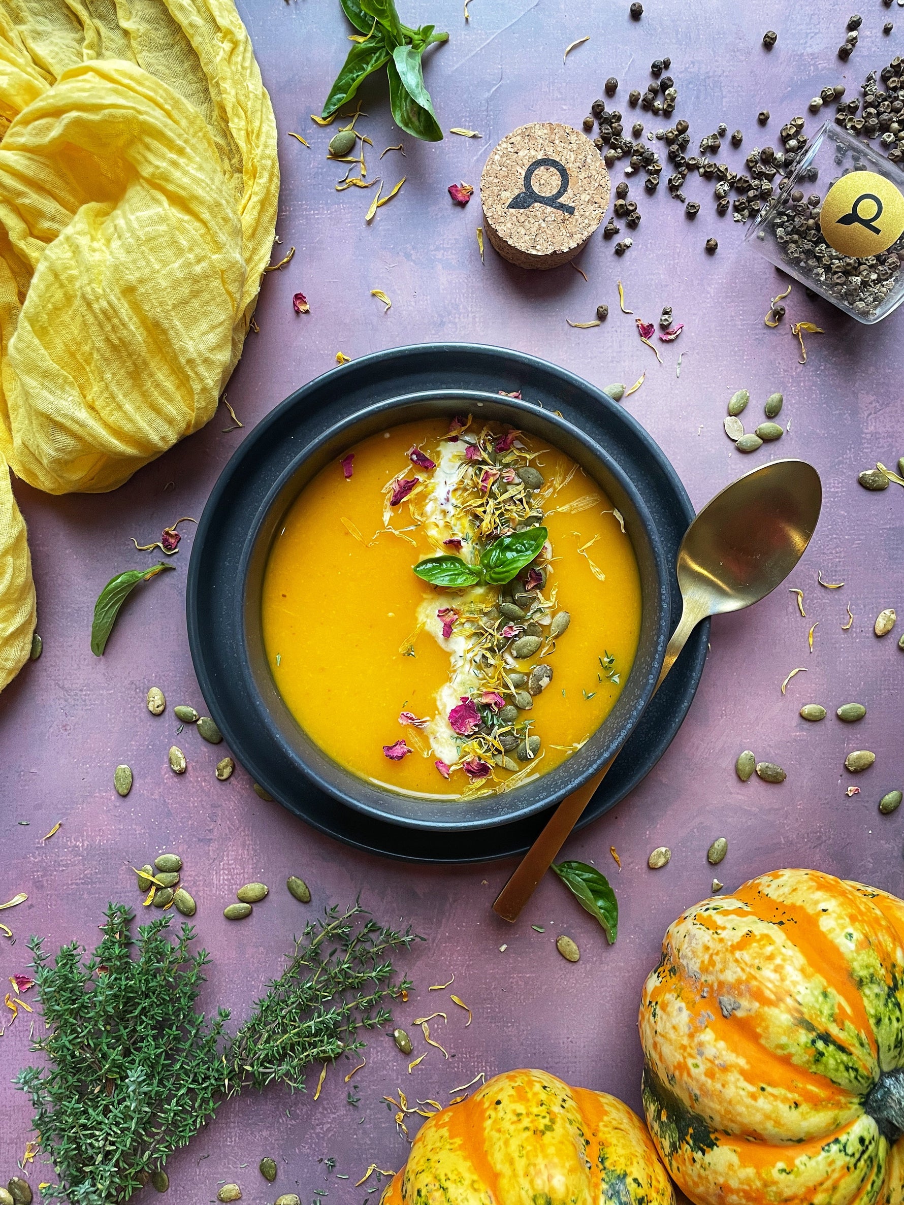 Dýňová polévka s pomerančem a lyofilizovaným Kampotským pepřem