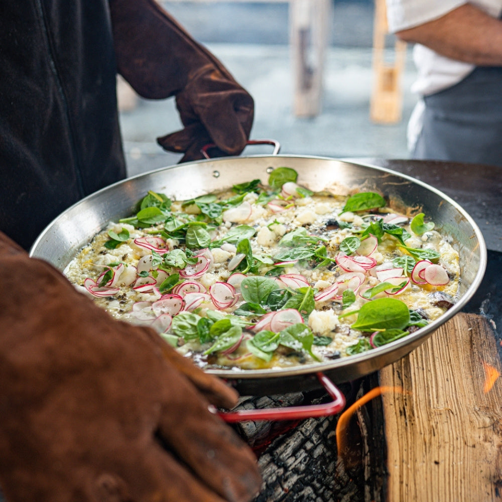 Omeleta z pštrosího vejce s ovčí brynzou, houbami a lyofilizovaným pepřem
