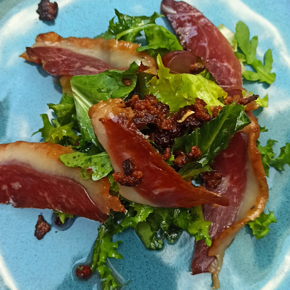 Husí pršut, salát se zálivkou z červeného Kampotského pepře podle herečky Markéty Hrubešové