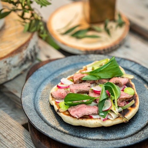 Otevřený sendvič s hovězím Ribeye steakem, chřestem a majonézou z medvědího česneku