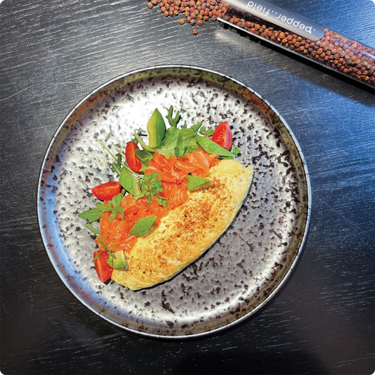 Vaječná omeleta s lososem, salátkem a červeným pepřem