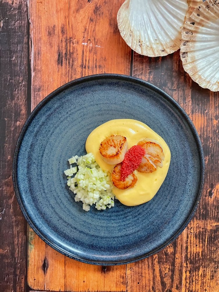 Hřebenatky se zeleným jablkem a omáčkou s vermutem