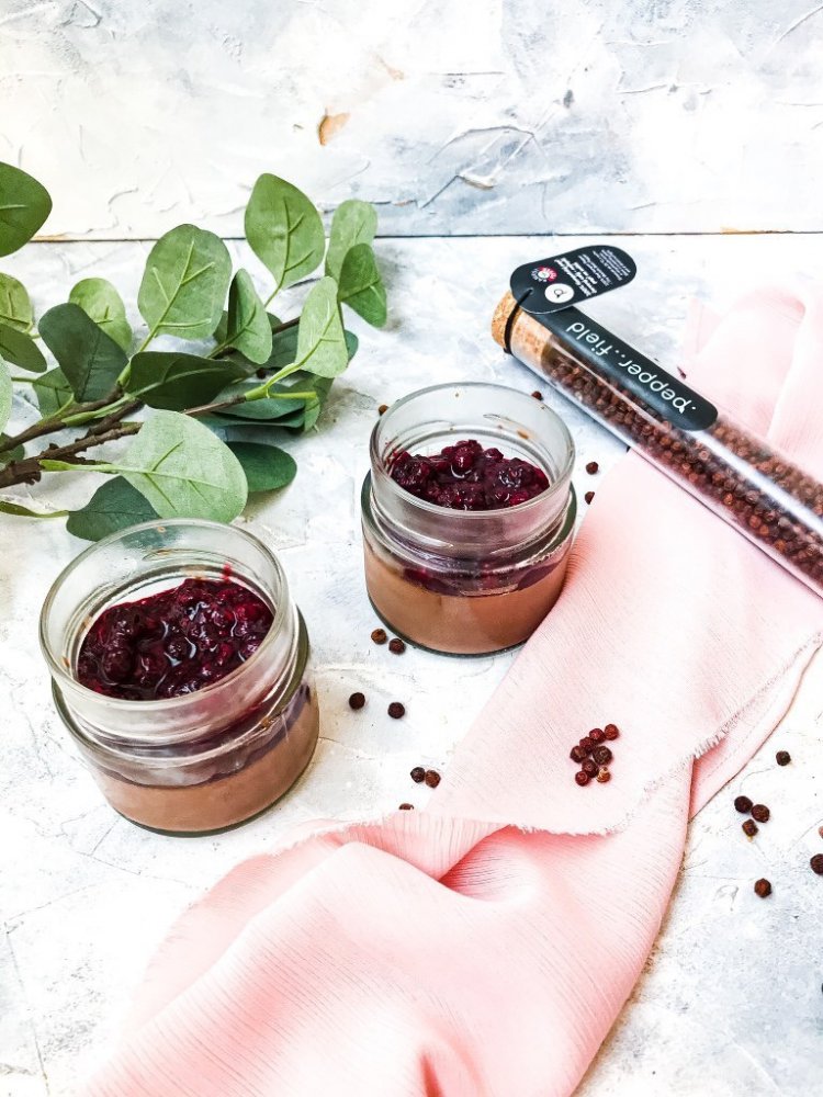 Fit čokoládová panna cotta s lesním ovocem s červeným Kampotským pepřem