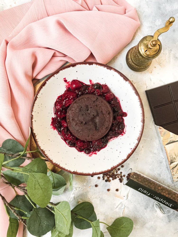Fit čokoládový fondant s rozvarem z lesního ovoce a červeného Kampotského pepře
