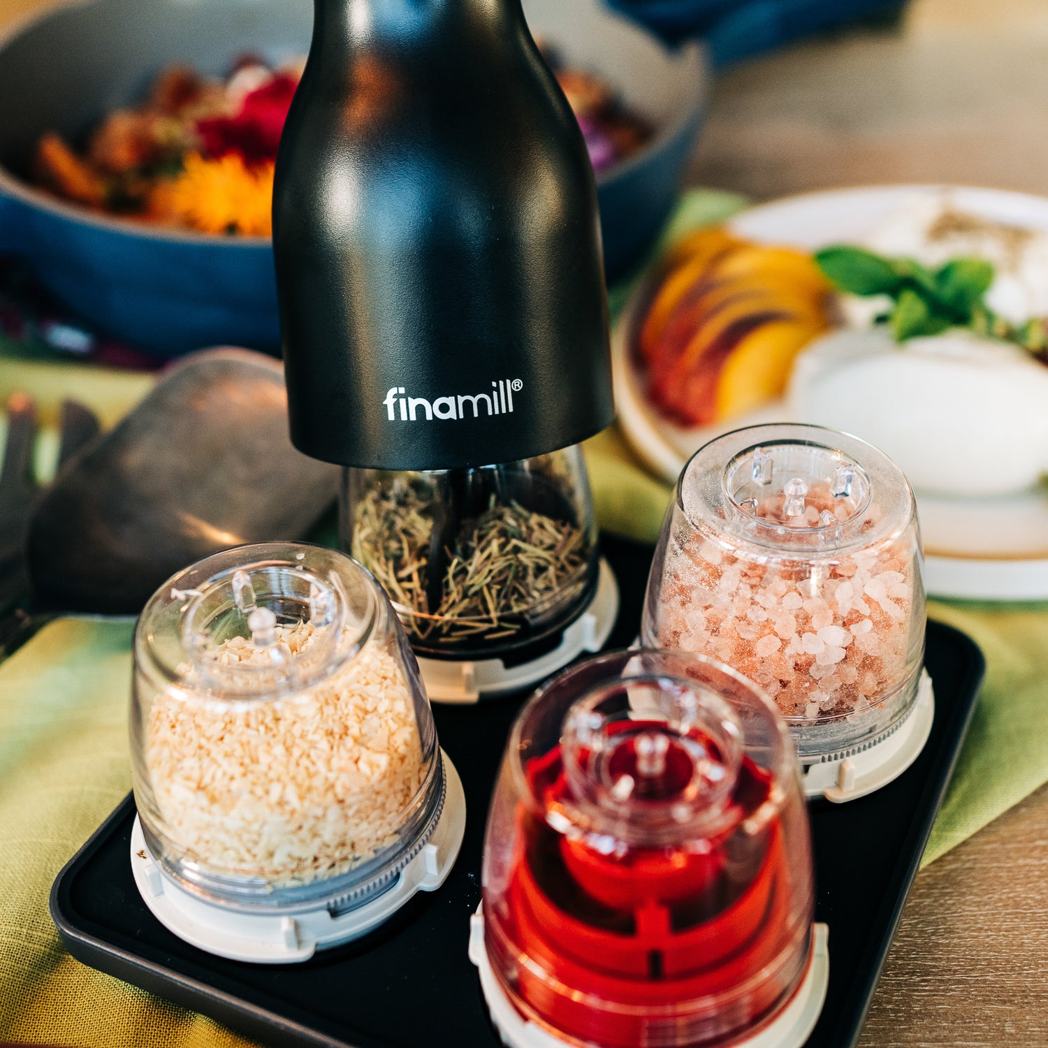 Maxi dárková sada FinaMill – matný černý dobíjecí mlýnek se čtyřmi zásobníky a podstavcem