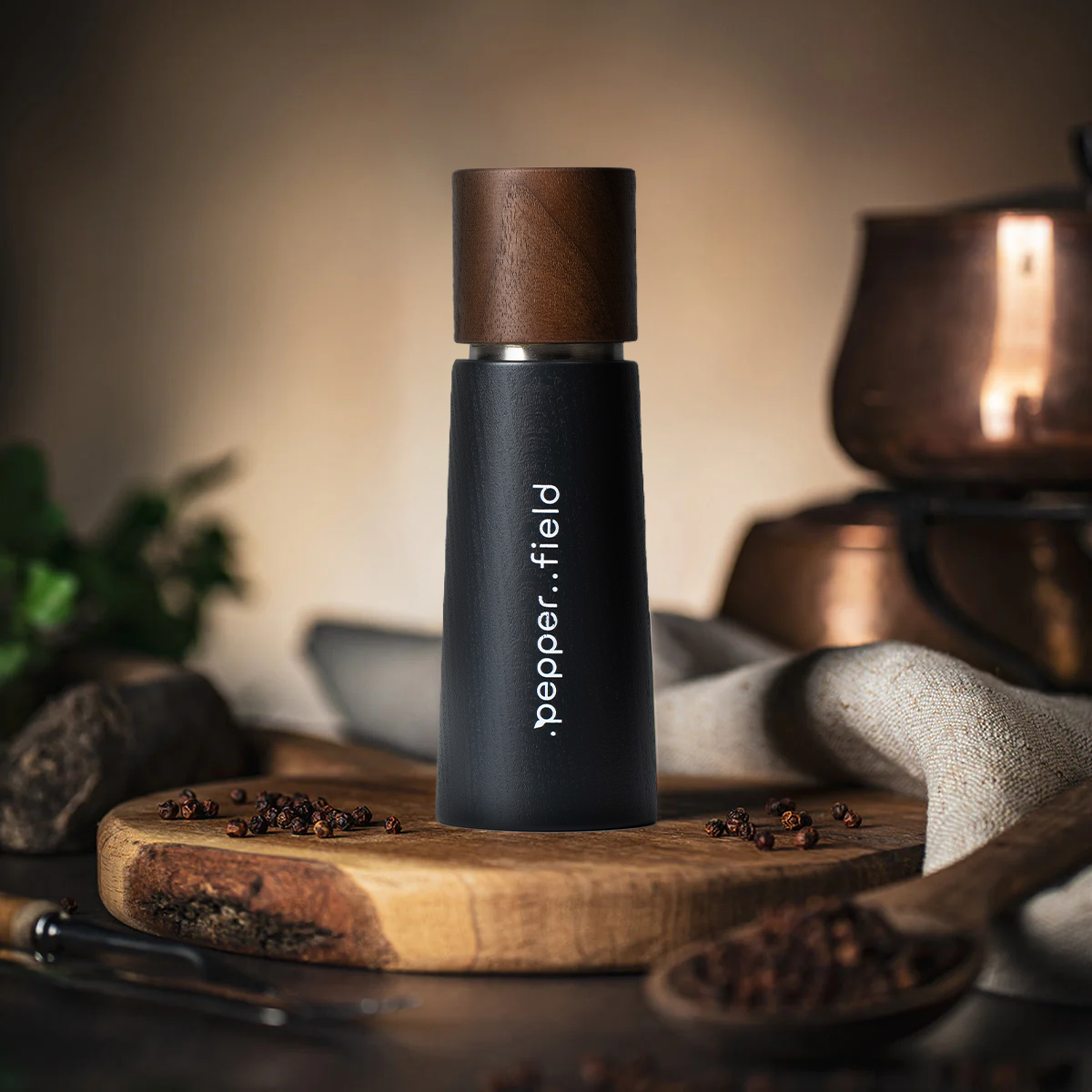 Tmavě šedý dřevěný original .pepper..field mlýnek