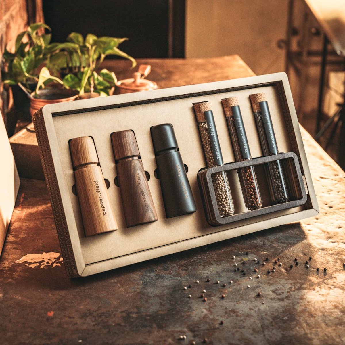 Luxury gift case made of recycled cardboard with 3 grinders and Kampot pepper 3x70g in tubes with a stand