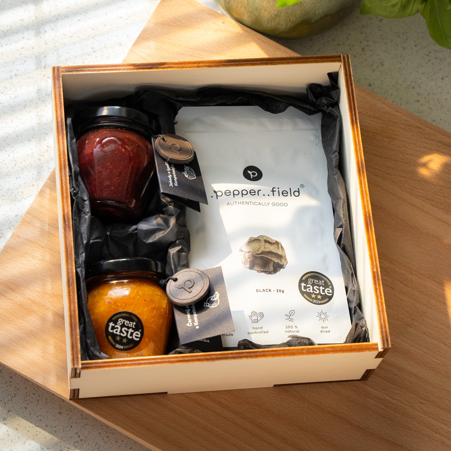 Dárková sada – české marmelády jahoda a červený pomeranč + 3 druhy Kampotského pepře